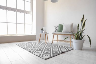 Yumuşak bank, masa ve bitkilerle aydınlatma odasının içi