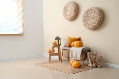 Odanın içi yumuşak bank, dışkı ve balkabağıyla dolu.