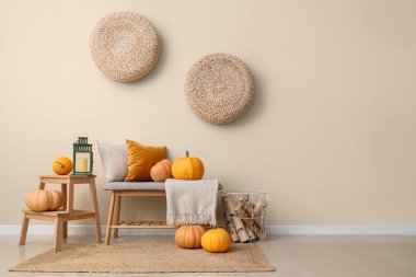 Odanın içi yumuşak bank, dışkı ve balkabağıyla dolu.