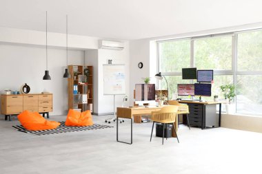 Masaları ve puf çantaları olan ışık programcıları ofisinin içinde.