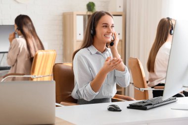 Ofiste çalışan bayan teknik destek ajanı.