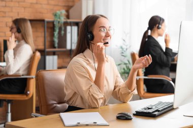 Ofiste çalışan bayan teknik destek ajanı.