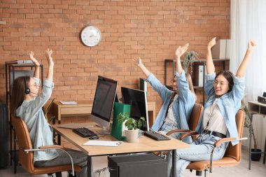 Masada oturan mutlu bayan teknik destek ajanları.