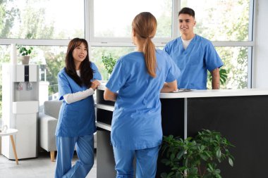 Klinikteki resepsiyonda çalışan stajyerler.