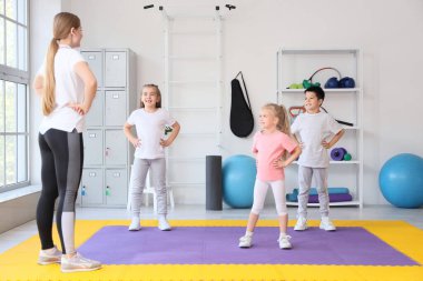 Spor salonunda antrenman yapan şirin çocuklar.