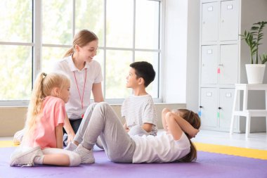 Spor salonunda antrenman yapan şirin çocuklar.