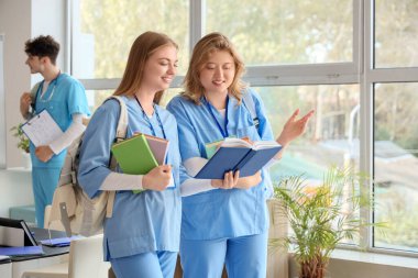 Üniversitede kitapları olan bayan tıp öğrencileri.