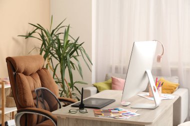 Ofisinde bilgisayar ve grafik tableti bulunan tasarımcının çalışma yeri