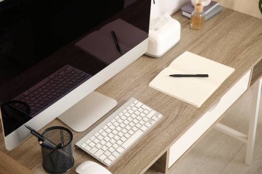 Ofisinde kalem olan defter, yakın plan.