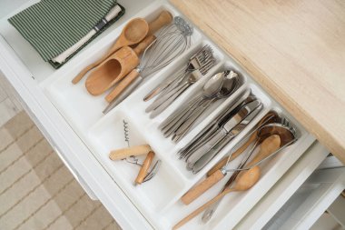 Mutfakta çatal bıçak olan bir çekmece, üst manzara.