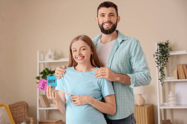 Счастливая беременная пара с анализом и полом ребенка дома
