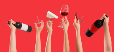 Kırmızı arka planda şarap, peynir ve tirbuşon tutan birçok kadın eli var. 