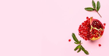 Pembe zemin üzerinde olgun nar ve metin için boşluk