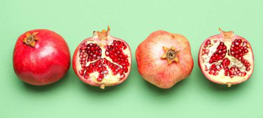 Yeşil zemin üzerinde olgun nar, üst görünüm