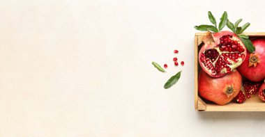 Beyaz arkaplandaki kutuda olgun nar ve metin için boşluk, üst görünüm