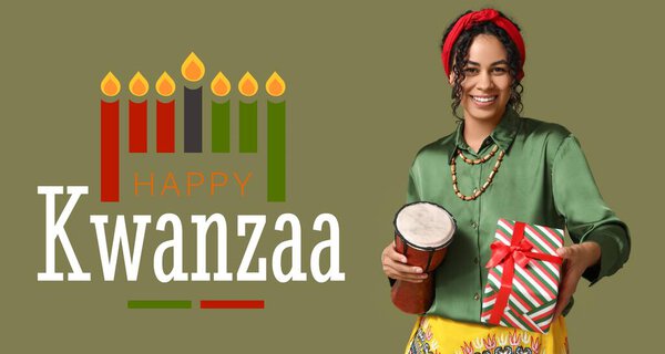 Знамя в честь счастливой Кванзы с молодой афро-американской женщиной с подарком и барабаном
