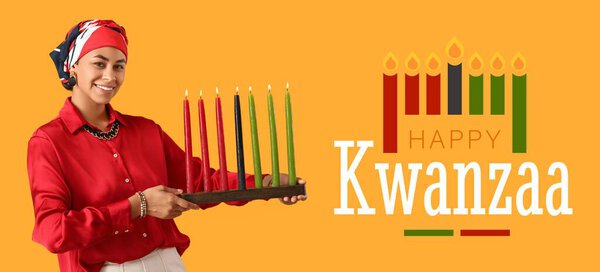 Знамя счастливой Кванзы с молодой афро-американской женщиной, держащей горящие свечи