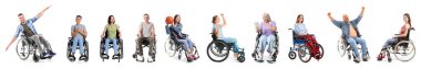 Beyaz arka planda tekerlekli sandalyeli bir sürü insan
