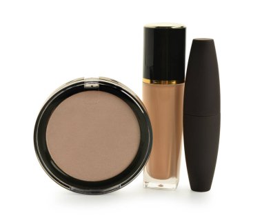 Bir şişe fondöten, beyaz arka planda şık fosforlu kalem ve rimel.