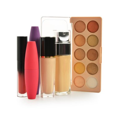 Beyaz arka plan üzerinde farklı makyaj ürünleri