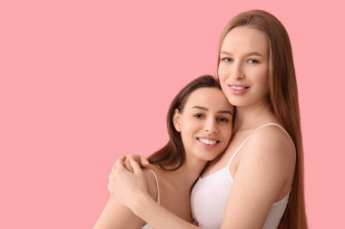 Pembe arka planda küçük kız kardeşler