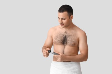 Yakışıklı delikanlı ile deodorant gri arka plan üzerinde