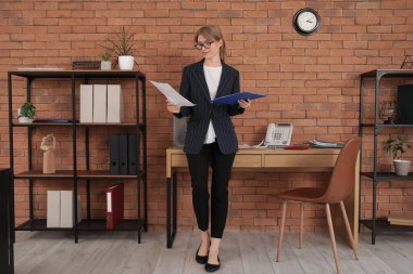 İş yerinin yakınında gözlüklü genç bir muhasebeci.