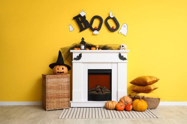 Cadılar Bayramı partisi için şömineli bir oda.