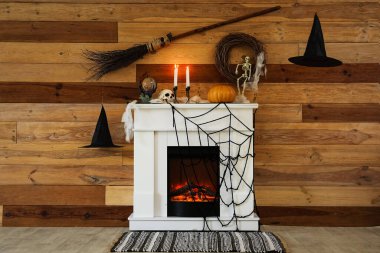 Cadılar Bayramı kutlamaları için şöminesi olan şık bir oda.