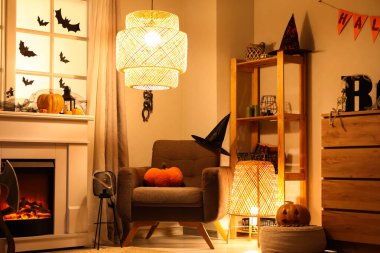 Cadılar Bayramı partisi için şömineyle dekore edilmiş odanın içi.