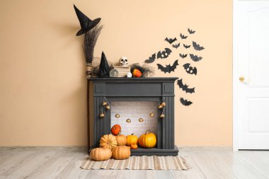 Cadılar Bayramı dekorlu şömine ve festival odasında balkabağı.