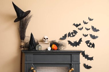 Şöminenin üzerinde Cadılar Bayramı partisi için süslemeler