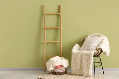 Yumuşak ekose, koltuk ve merdiveni olan oturma odası.