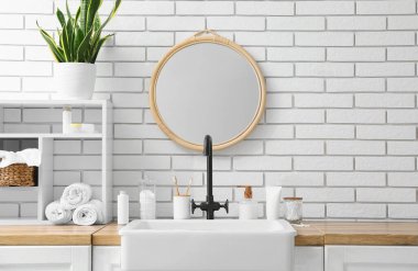 Banyo malzemeleri, raf ve lavabo banyoda.