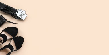 Kadın ayakkabıları ve bej arka planda hediye kutuları. Mesaj için yer var. Kara Cuma indirimi