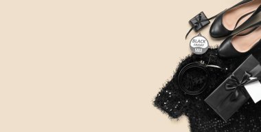 Şık kadın kıyafetleri, aksesuarlar ve ışık arkaplan üzerinde hediye kutuları. Mesaj için yer var. Kara Cuma indirimi