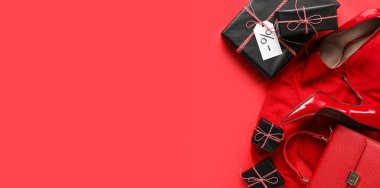 Şık kadın kıyafetleri, aksesuarlar ve kırmızı arka planda hediye kutuları. Mesaj için yer var. Kara Cuma indirimi