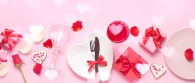 Romantik masa dekorasyonu ve Sevgililer Günü için pembe arka planda süslemeler.