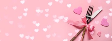 Sevgililer Günü sofra takımı için pembe arkaplan ve metin için yer ayarları