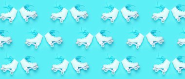 Açık mavi arka planda birçok eski paten. Tasarım için desen