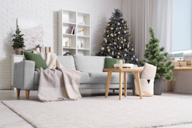 Güzel Noel ağaçları olan modern oturma odasının şık iç mekanı.