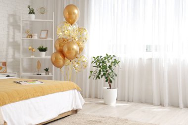 Açık yatak odasındaki pencerenin yanında güzel hava balonları