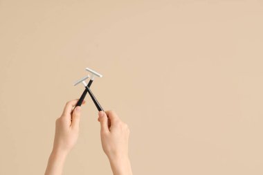 Bej arka planda jiletleri olan kadın eller