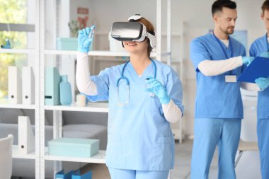 Klinikte VR gözlüğü kullanan kadın doktor.