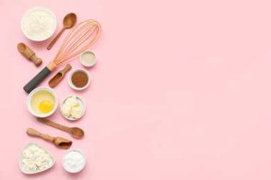 Pembe arka planda tatlı tarçınlı rulo hazırlamak için farklı malzemeler