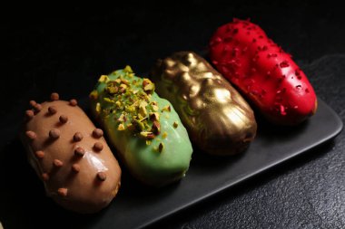 Koyu arkaplanda tatlı eklerName