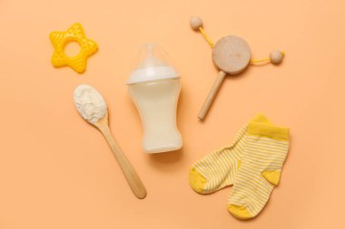 Bebek sütü formülü, oyuncak, çorap ve renk arka planında ip.