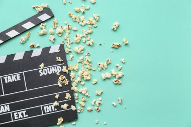 Turkuaz arka planda patlamış mısırlı film alkışları