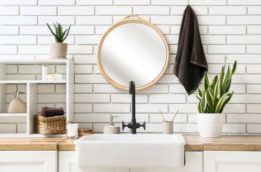 Banyo malzemeleri, raf ve lavabo banyoda.