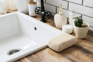 Banyo malzemeleri banyodaki ahşap masada.